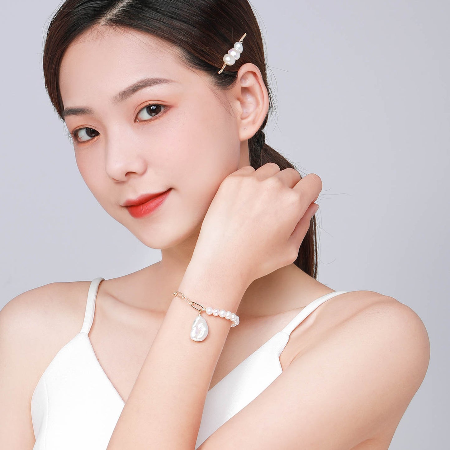 Bold and Classic Pearl Bracelet