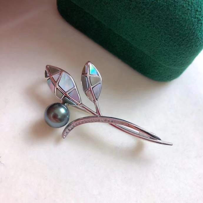Mosaic Leaves Edison Pearl Brooch
