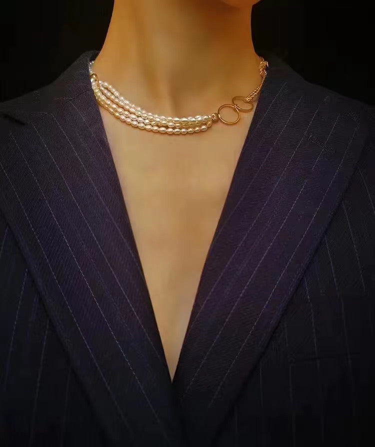 Contemporary Golden Rings Pearl Necklace