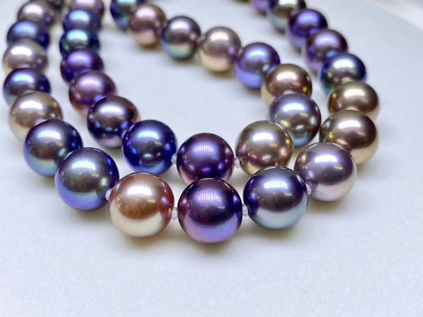 Timeless Pearl necklace with glimmering pearls placed one inside another.