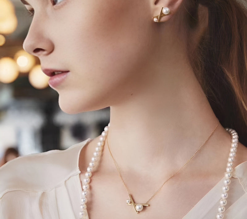 Timeless Pearl statement necklace set featuring a bold baroque pearl pendant on a mixed gold chain.