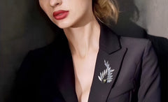 Pearl Brooches Are Back: How to Style Them Without Looking Old-Fashioned