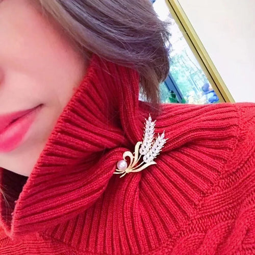 women-wearing-pearl-brooch