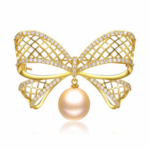 Gold Ribbon Edison Pearl Brooch – Elegant gold ribbon brooch with luminous Edison pearls.