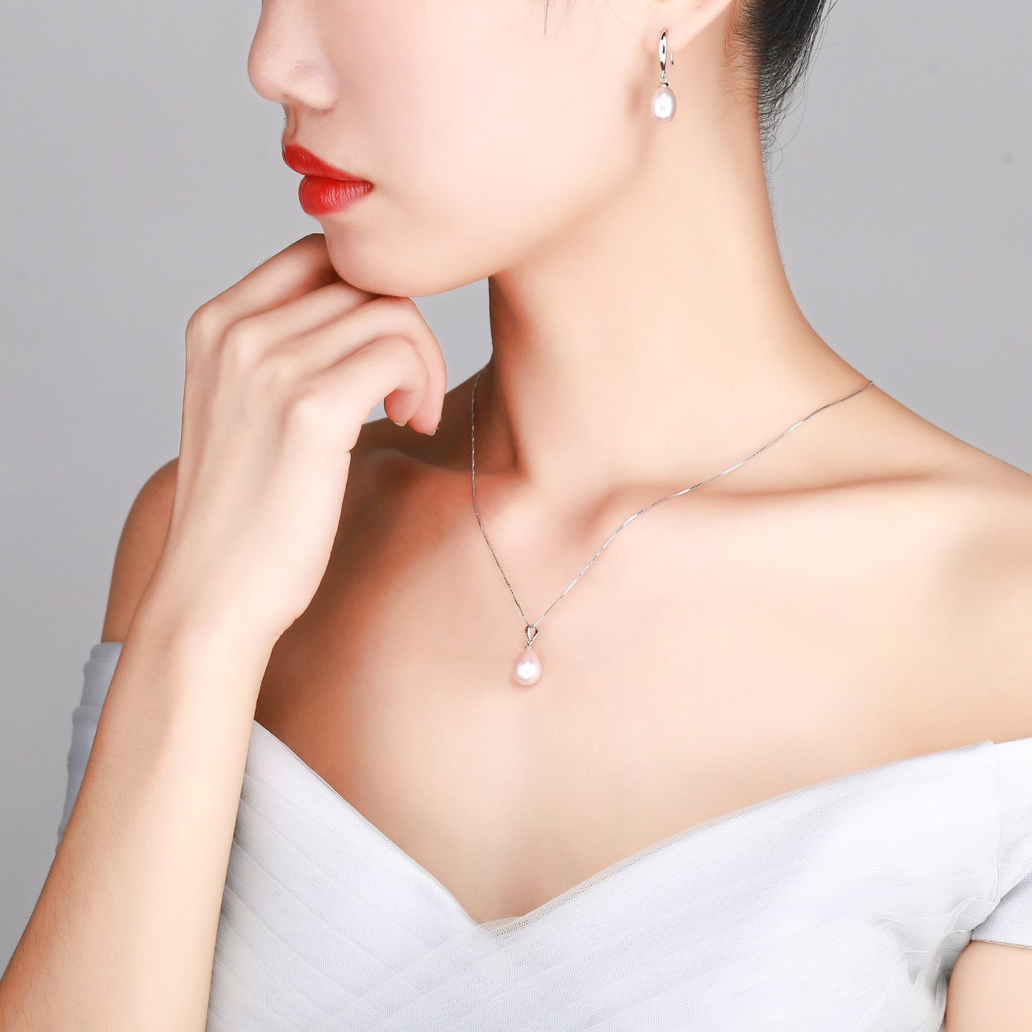 Simple Elegance Pearl Necklace & Earrings Set - Timeless Pearl