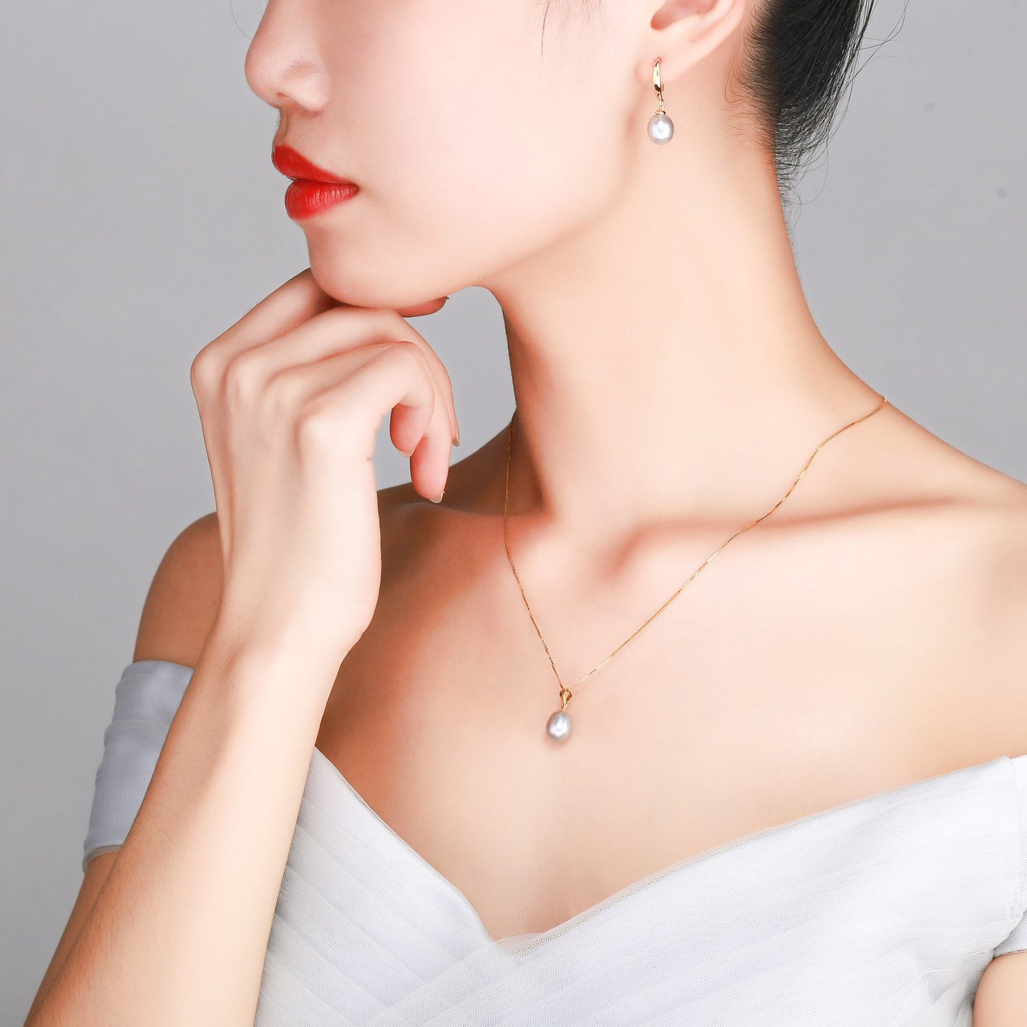 Simple Elegance Pearl Necklace & Earrings Set - Timeless Pearl