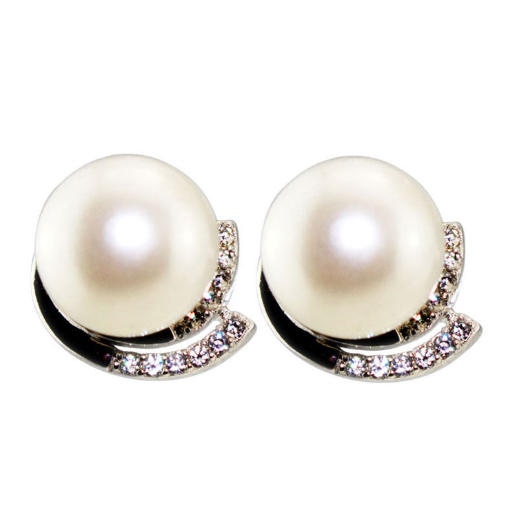 Glittering pearl stud earrings - Timeless Pearl